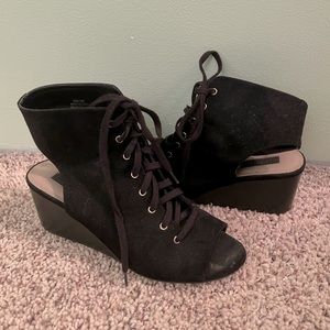 🤖 Laceup Wedges